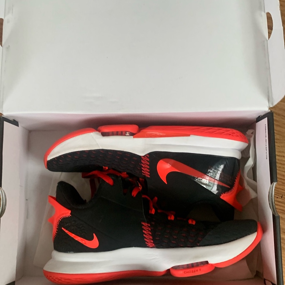 Lebron witness V basketball shoe like new